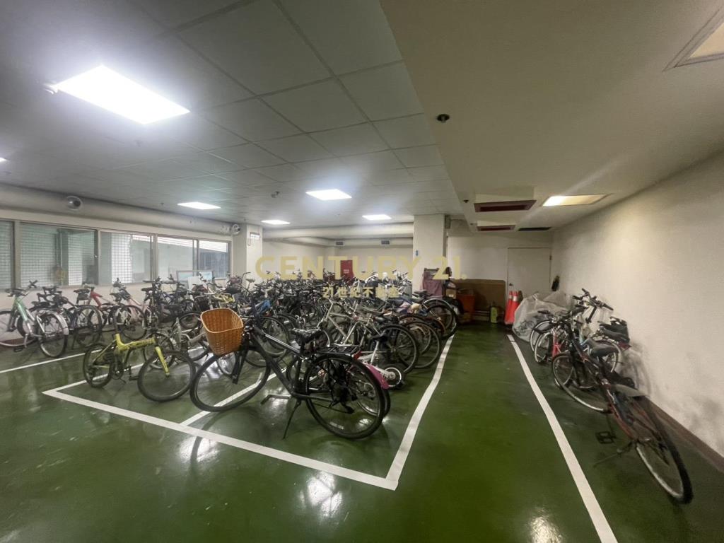 哈拉商圈大湖庭閣四房車