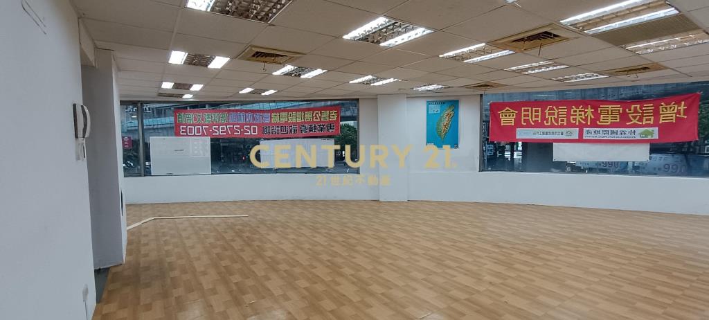 內湖站正三角窗超效廣告2樓店辦
