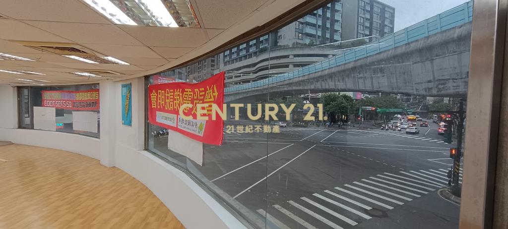 內湖站正三角窗超效廣告2樓店辦