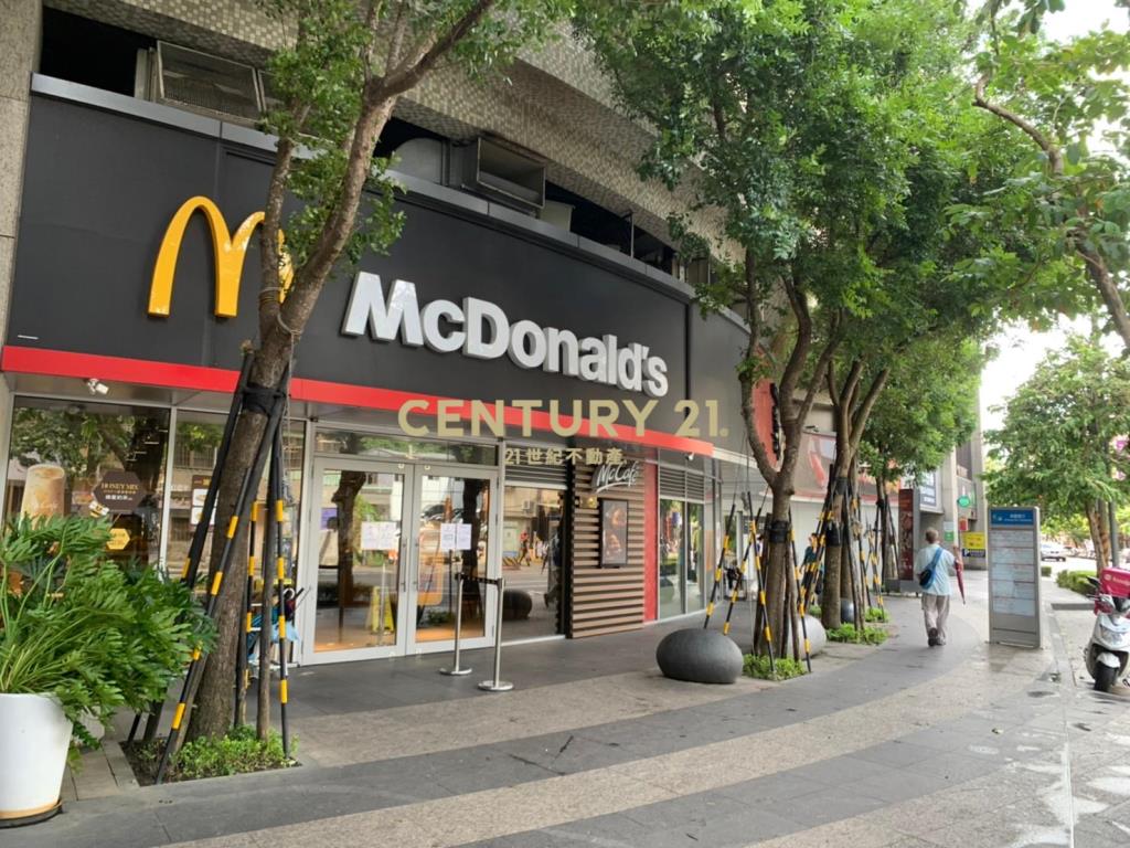 內湖站正三角窗超效廣告2樓店辦