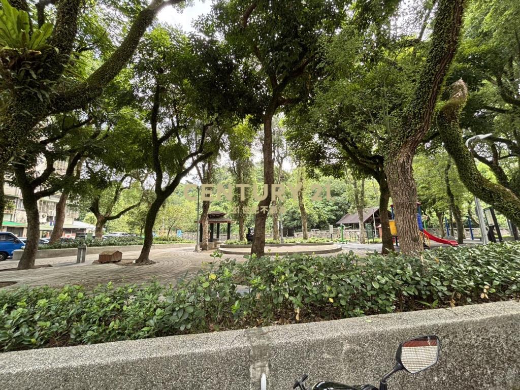 安泰公園一層一戶邊間三房