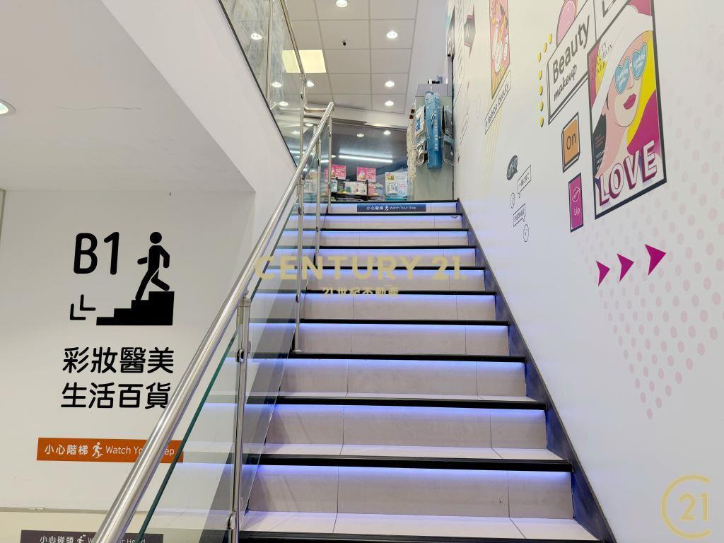 延吉街醒目三角窗旺店