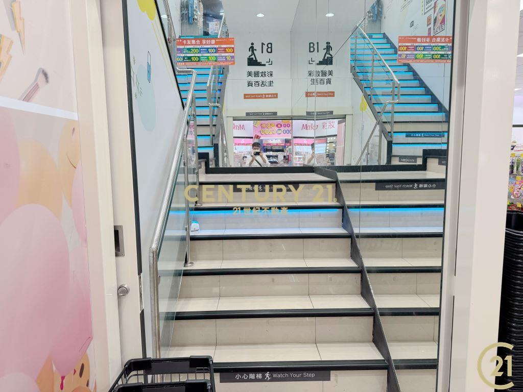 延吉街醒目三角窗旺店