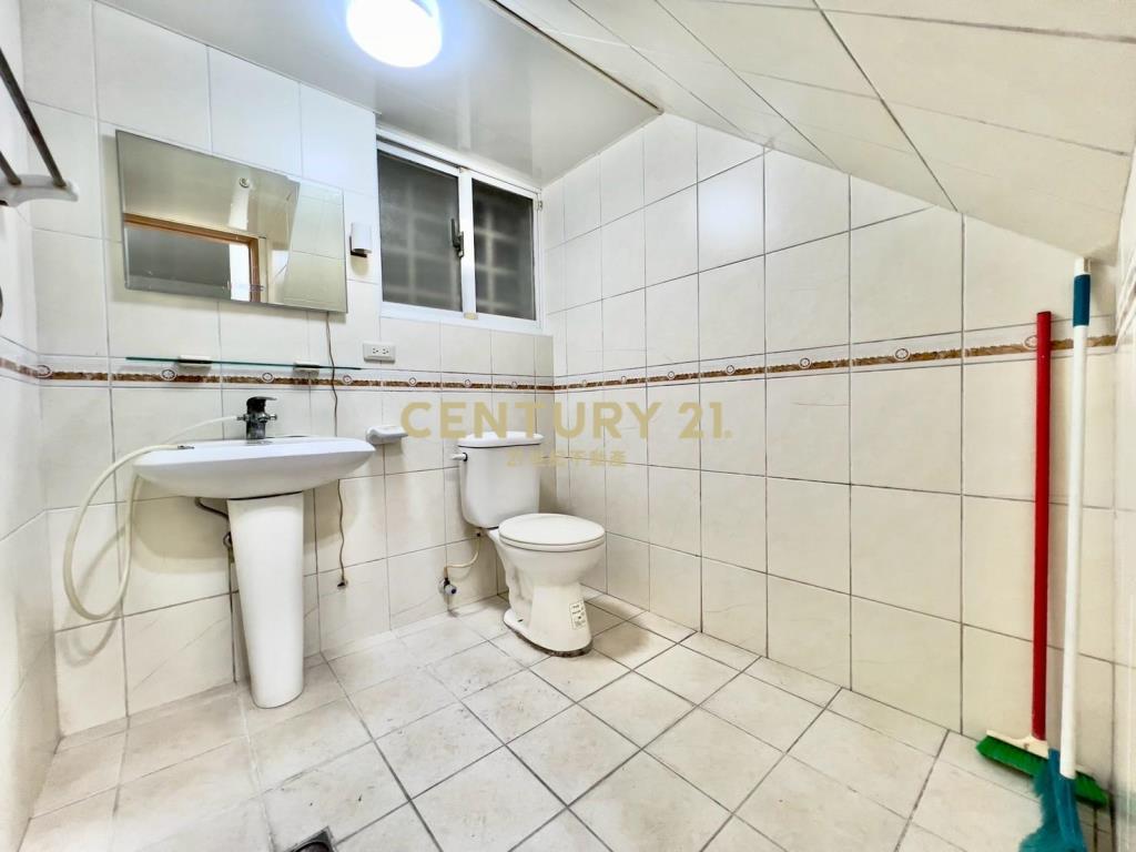 萬能科大車庫停車透天