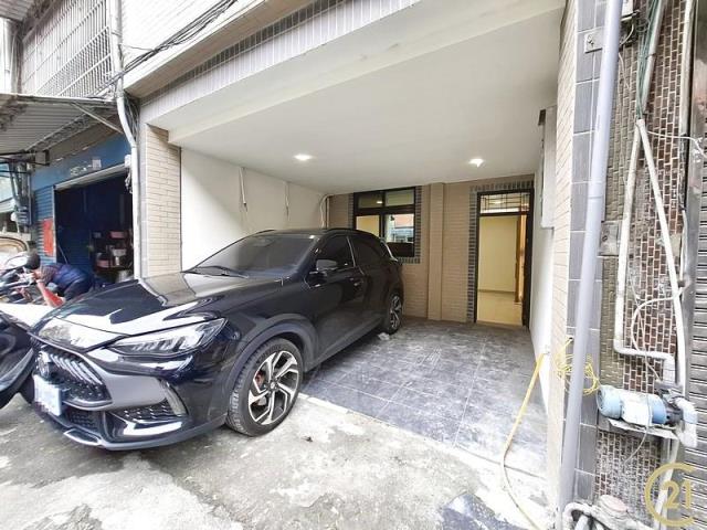 忠貞市場旁透天店住