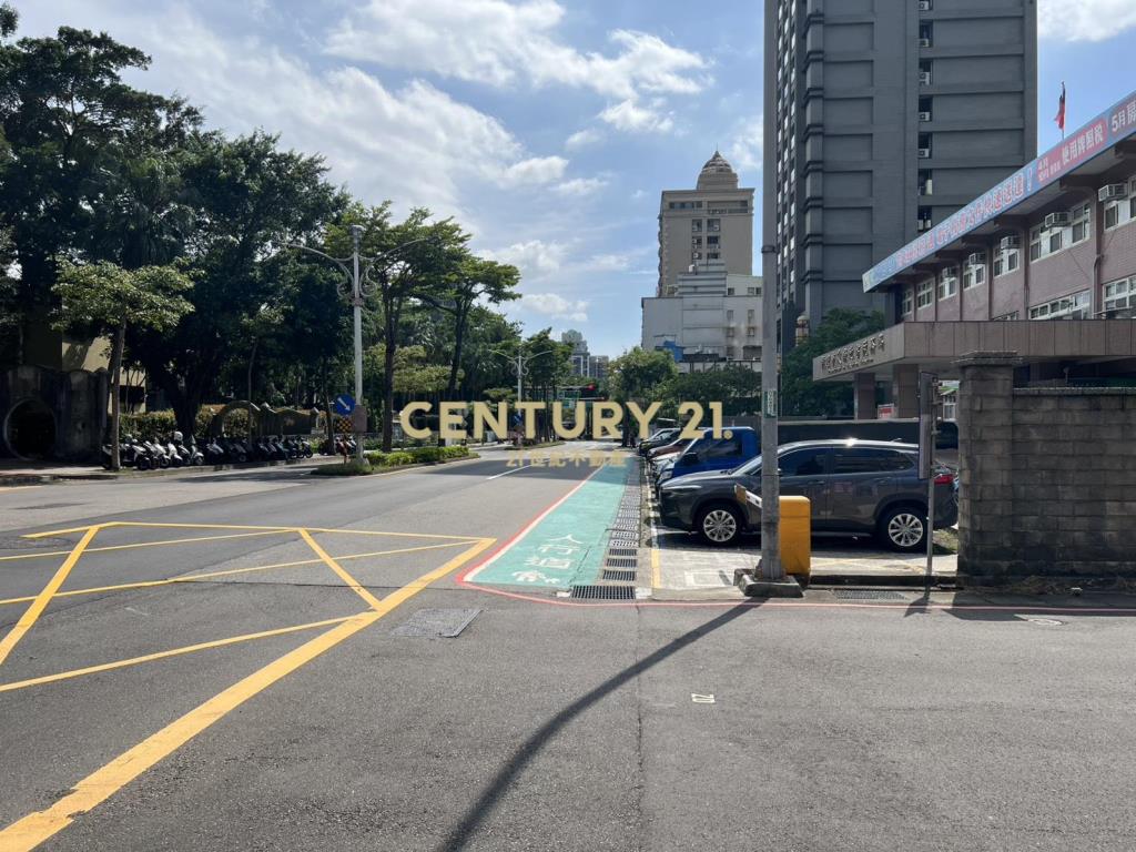 桃園成功路三角窗金店面出租 
