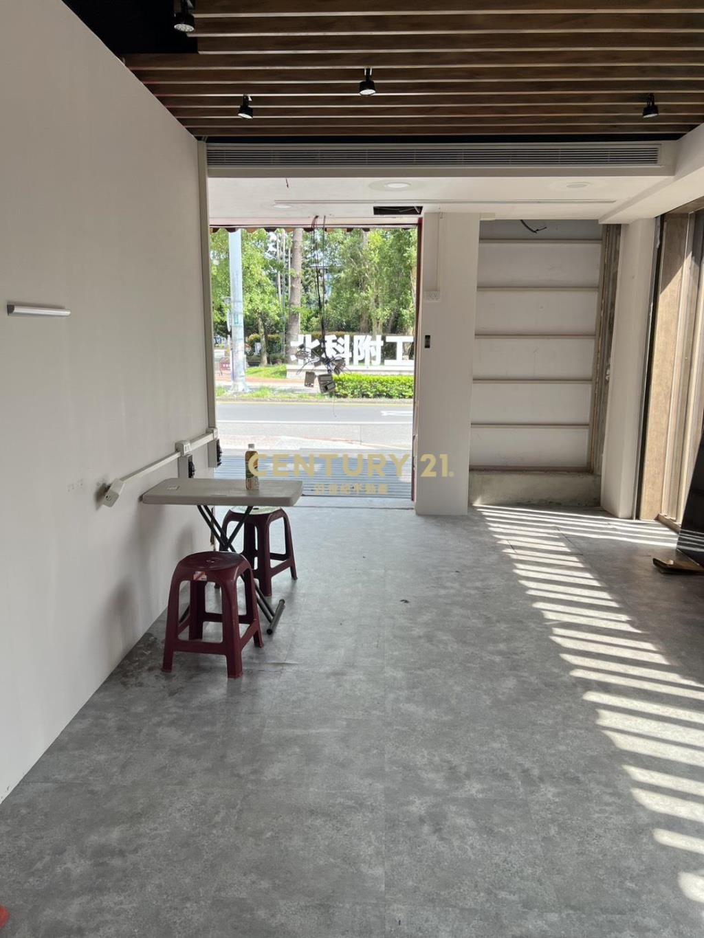 桃園成功路三角窗金店面出租 