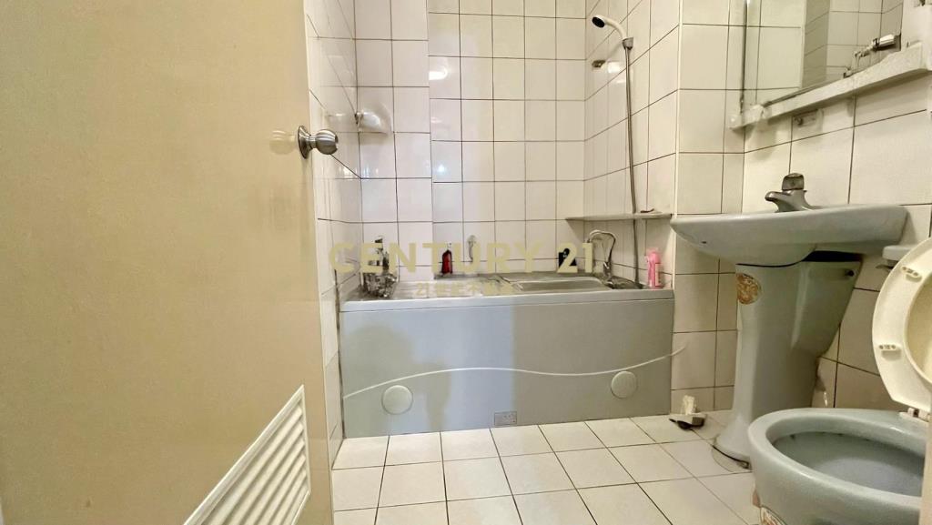 湖口四房車位華廈