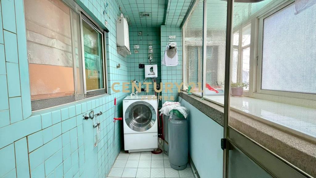 湖口四房車位華廈