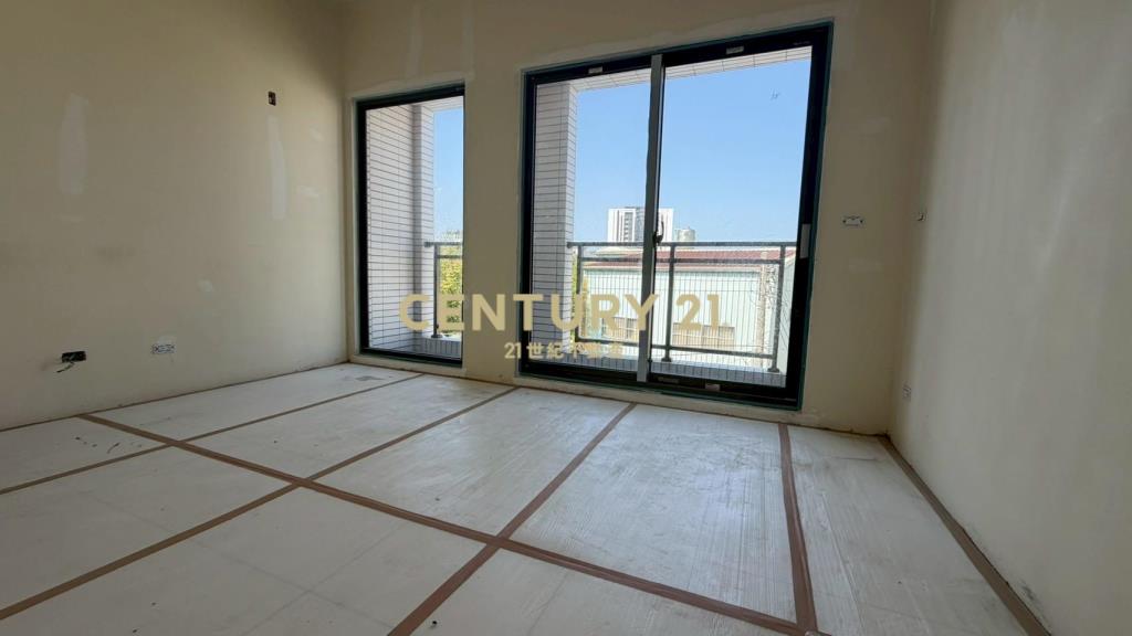 王爺壟旁大面寬 前庭車位 電梯別墅