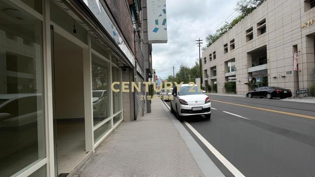 竹北轉角聚富傳家堡｜店面+別墅前後可停車