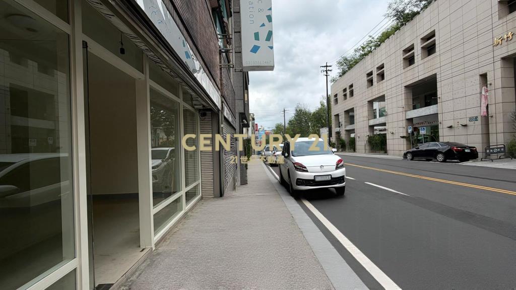 竹北轉角聚富傳家堡｜店面+別墅前後可停車
