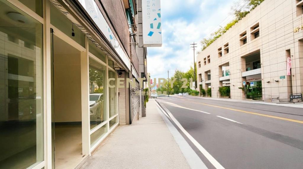 竹北轉角聚富傳家堡｜店面+別墅前後可停車