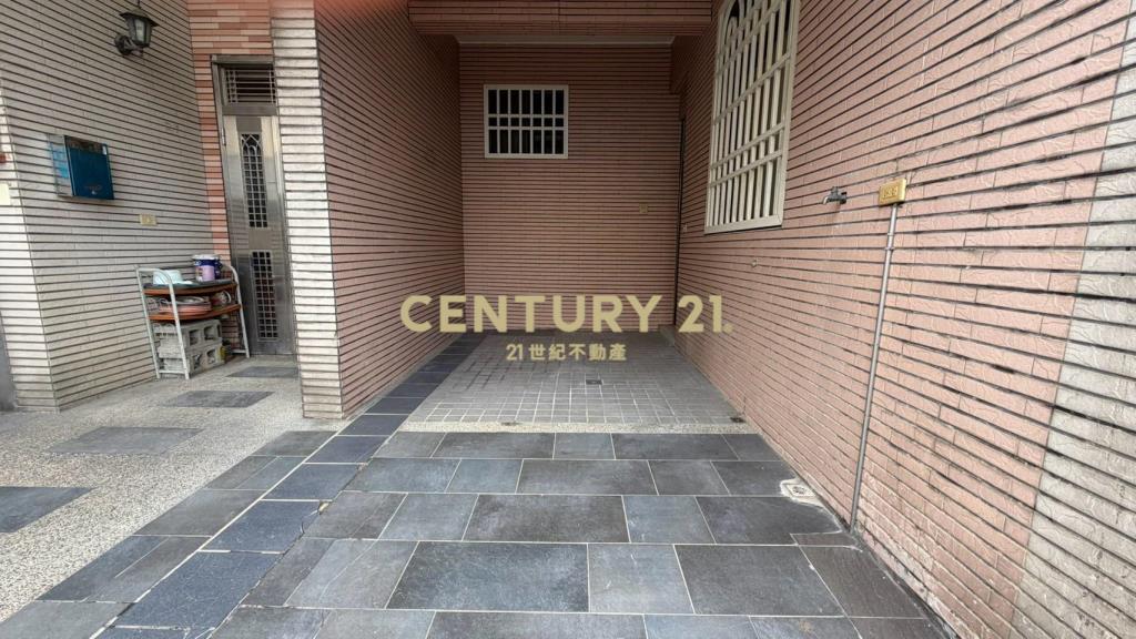竹北轉角聚富傳家堡｜店面+別墅前後可停車