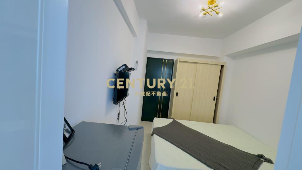 興二街全新電梯透天別墅 15間收租套房