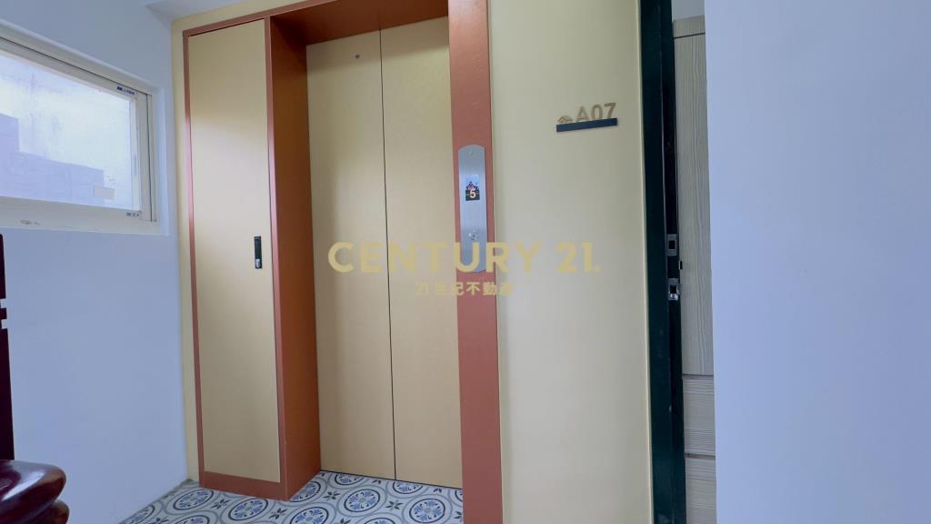 興二街全新電梯透天別墅 15間收租套房