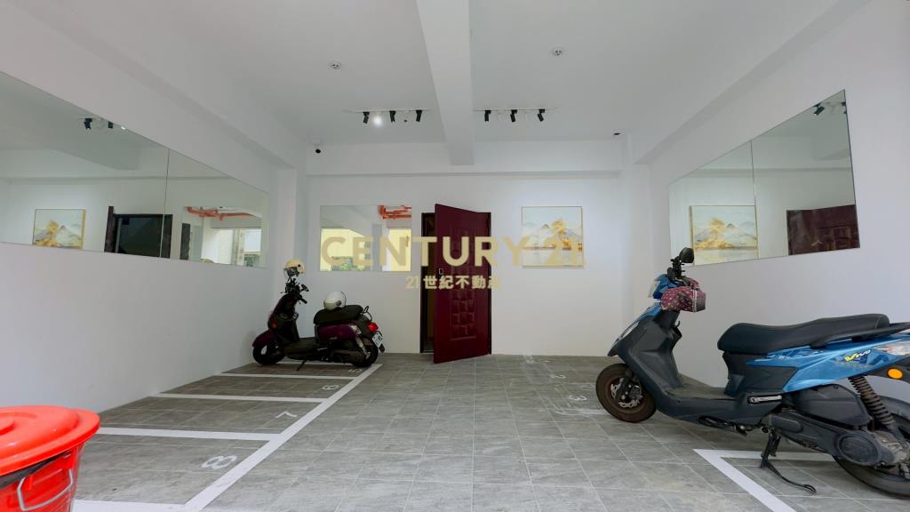 興二街全新電梯透天別墅 15間收租套房