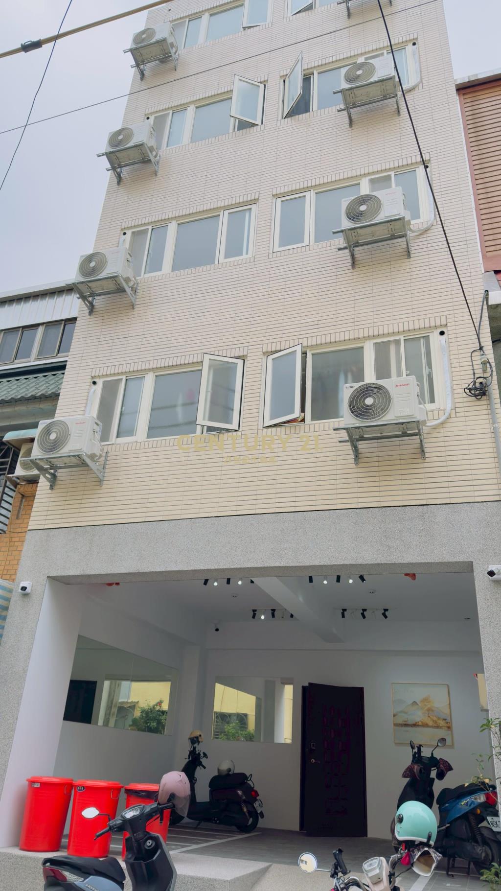 興二街全新電梯透天別墅 15間收租套房