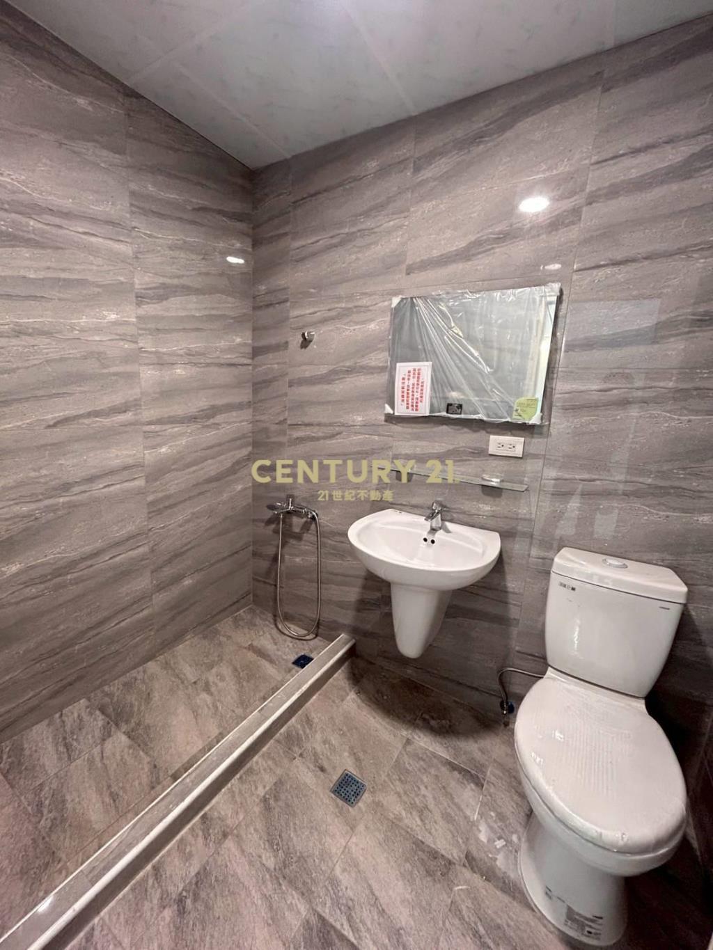 臨體育園區一樓雙車