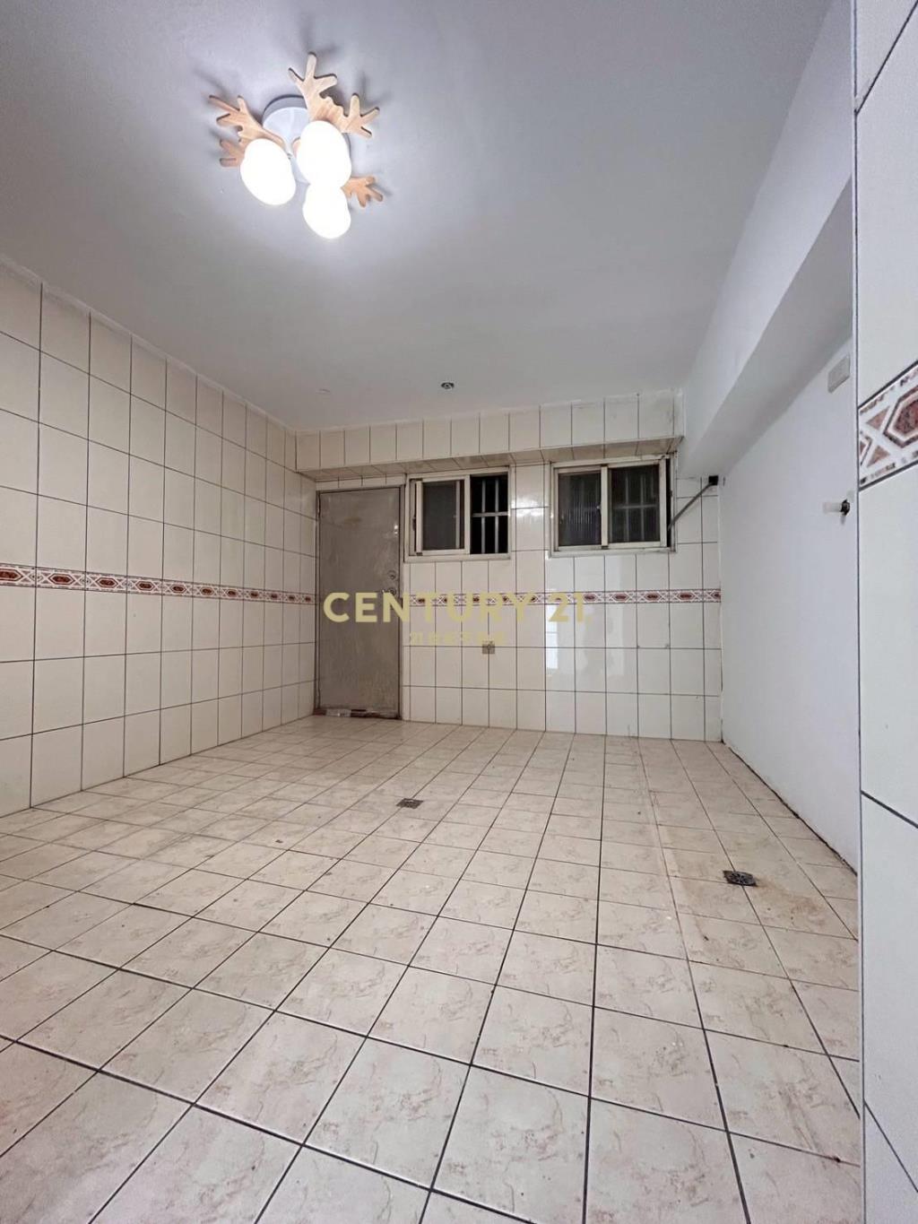 臨體育園區一樓雙車