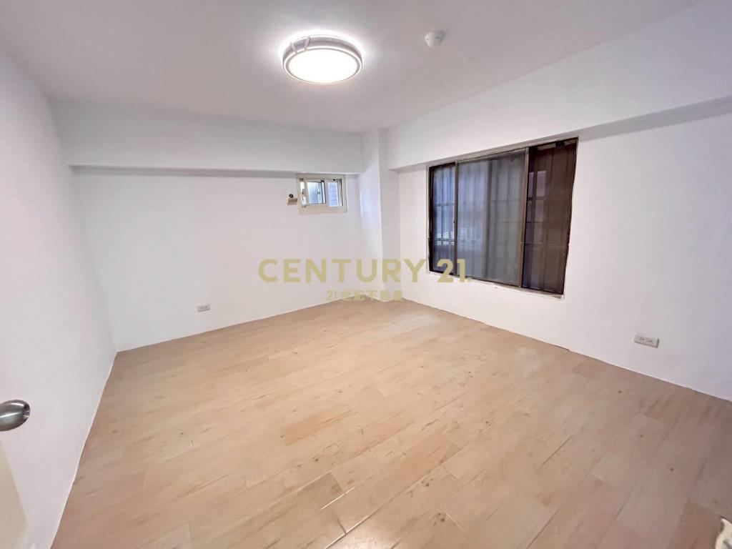 臨體育園區一樓雙車