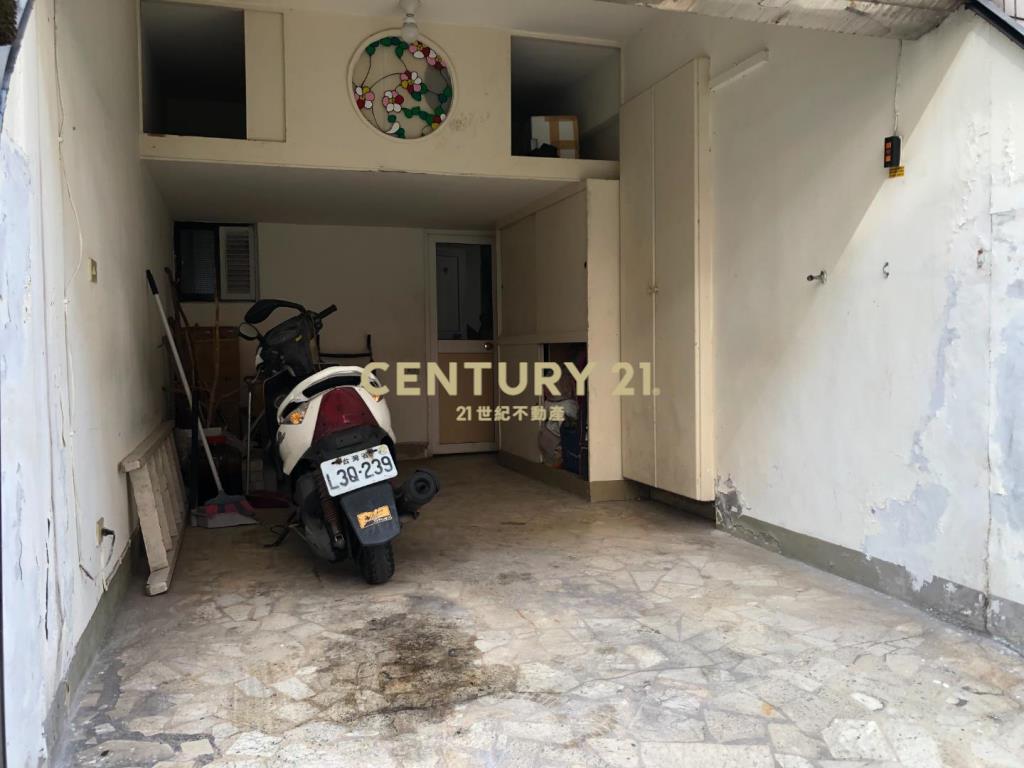 武陵高中旁面寬六米七活巷面寬透天~有車庫