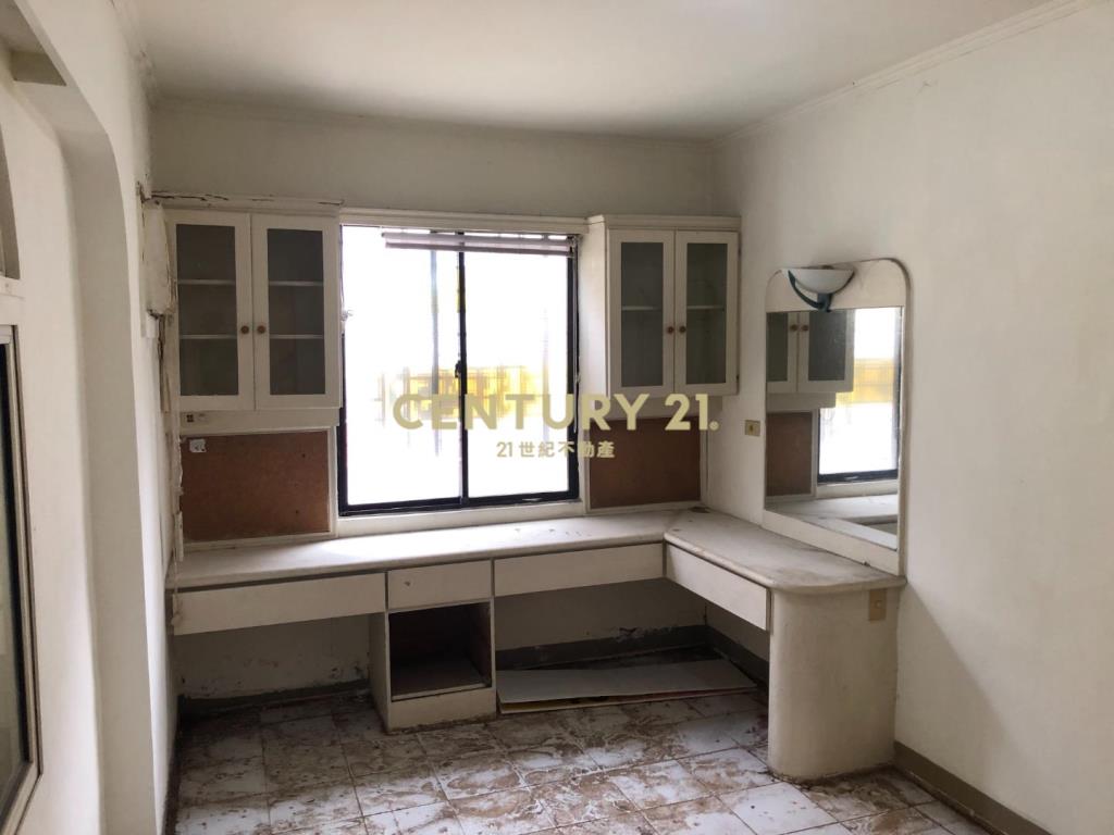 武陵高中旁面寬六米七活巷面寬透天~有車庫