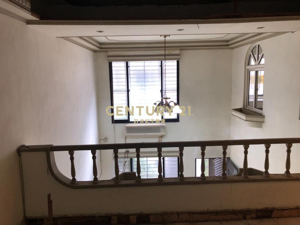 武陵高中旁面寬六米七活巷面寬透天~有車庫