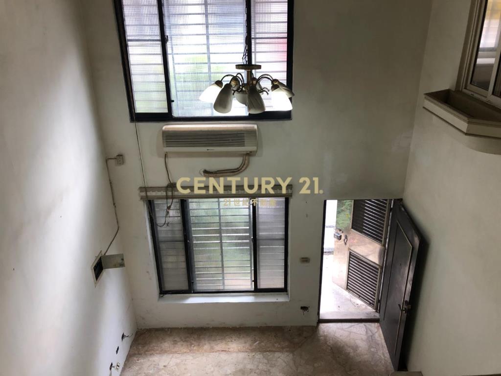 武陵高中旁面寬六米七活巷面寬透天~有車庫