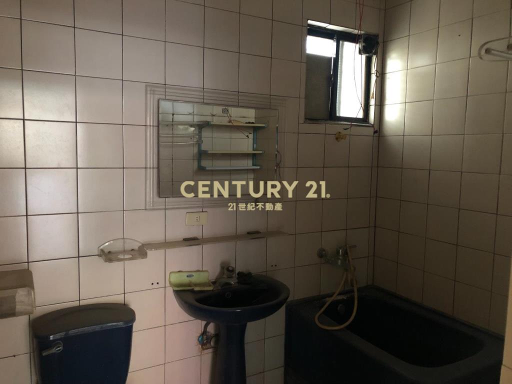 武陵高中旁面寬六米七活巷面寬透天~有車庫