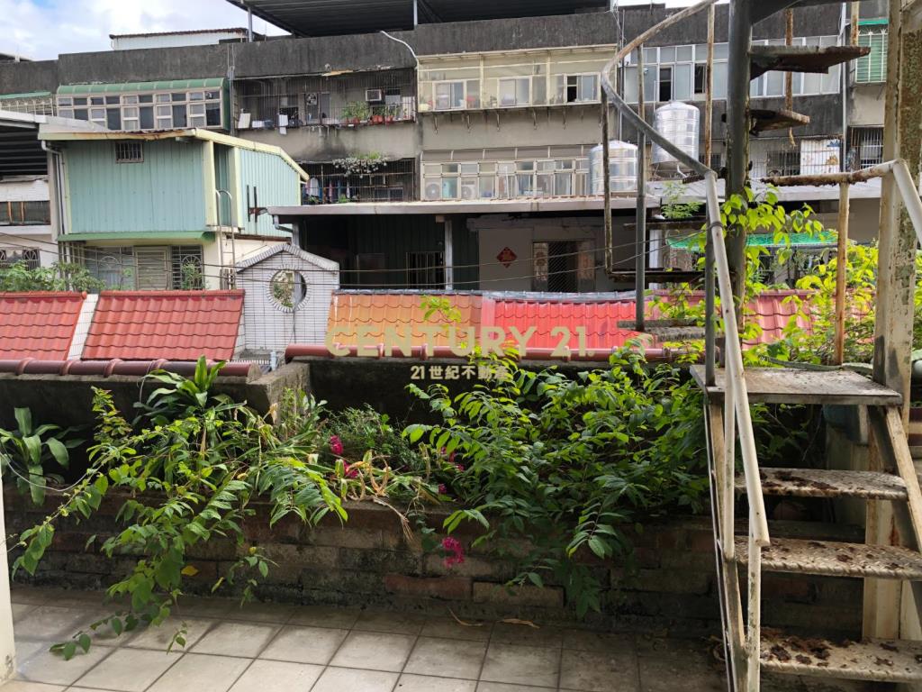 武陵高中旁面寬六米七活巷面寬透天~有車庫