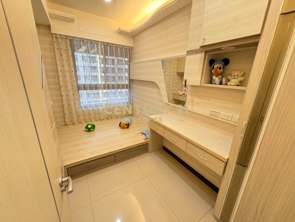 青埔A18聯上世界美裝潢四房雙車