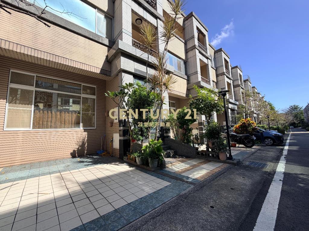 楊梅體育園區前院停車別墅