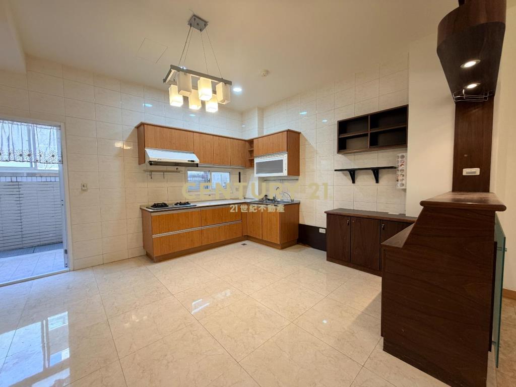 楊梅體育園區前院停車別墅