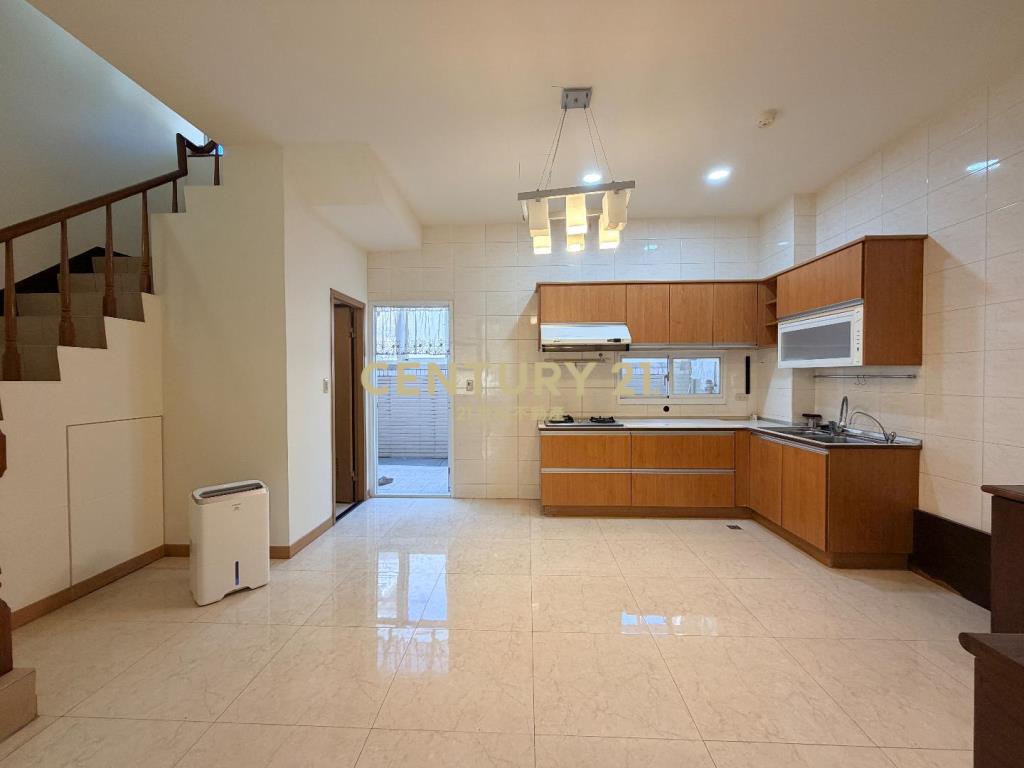 楊梅體育園區前院停車別墅