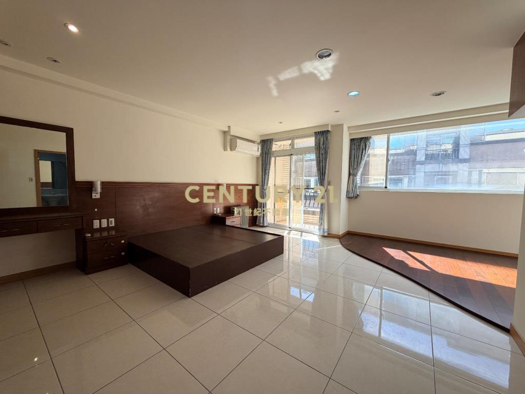 楊梅體育園區前院停車別墅