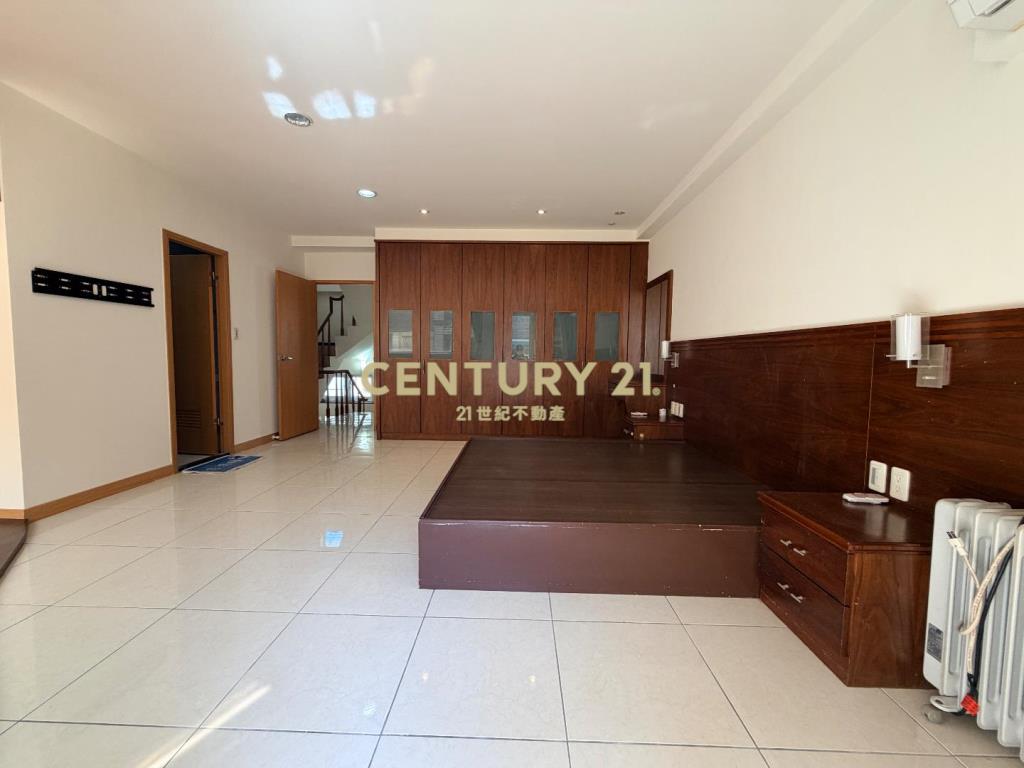 楊梅體育園區前院停車別墅