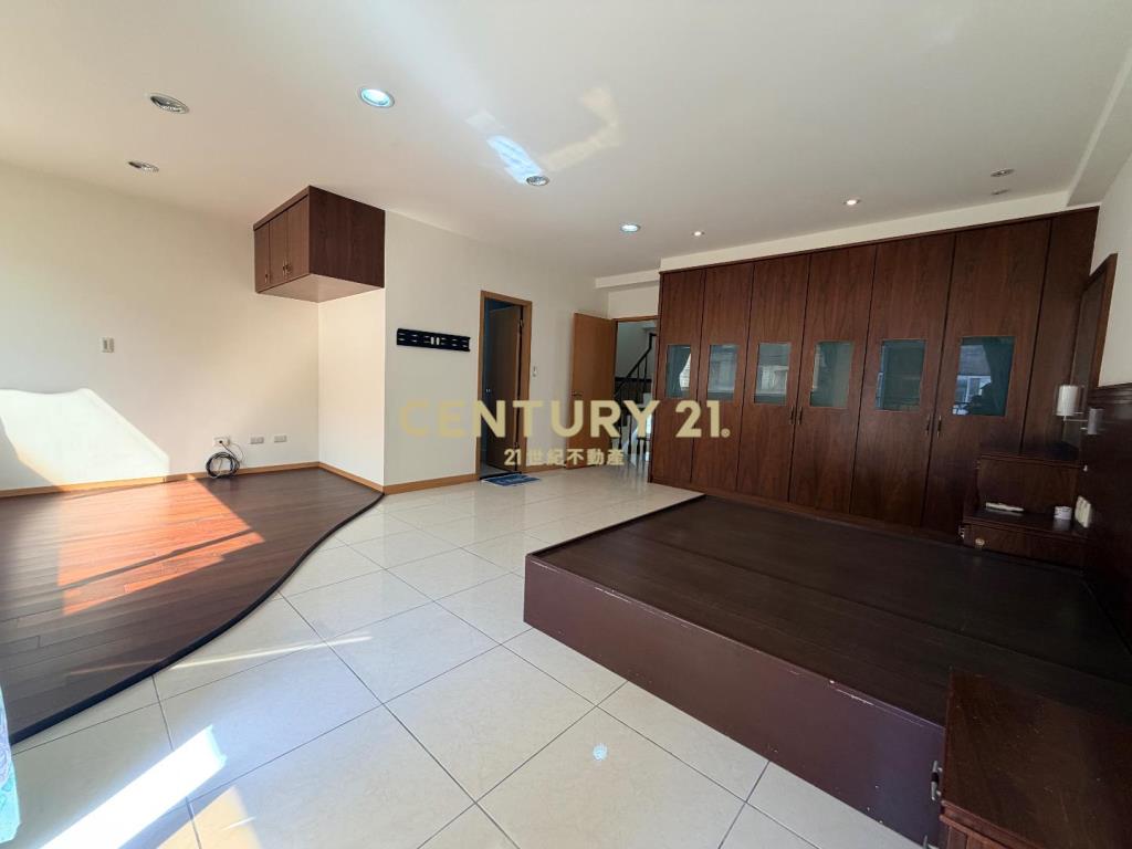 楊梅體育園區前院停車別墅