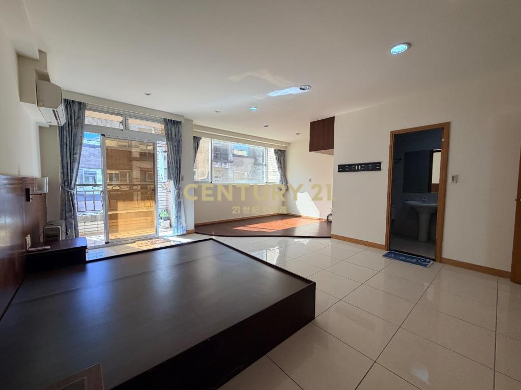 楊梅體育園區前院停車別墅