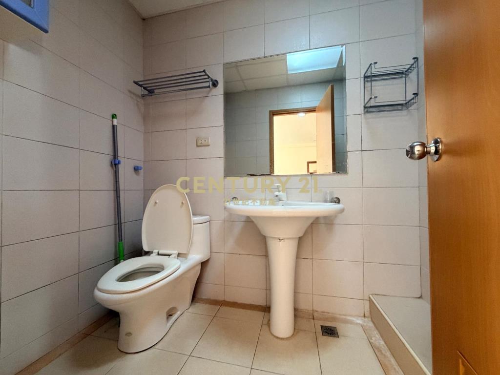 楊梅體育園區前院停車別墅