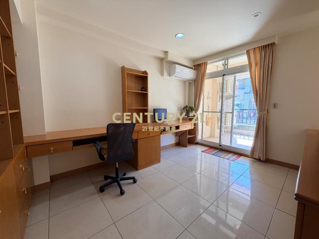 楊梅體育園區前院停車別墅