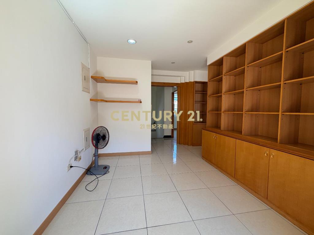 楊梅體育園區前院停車別墅