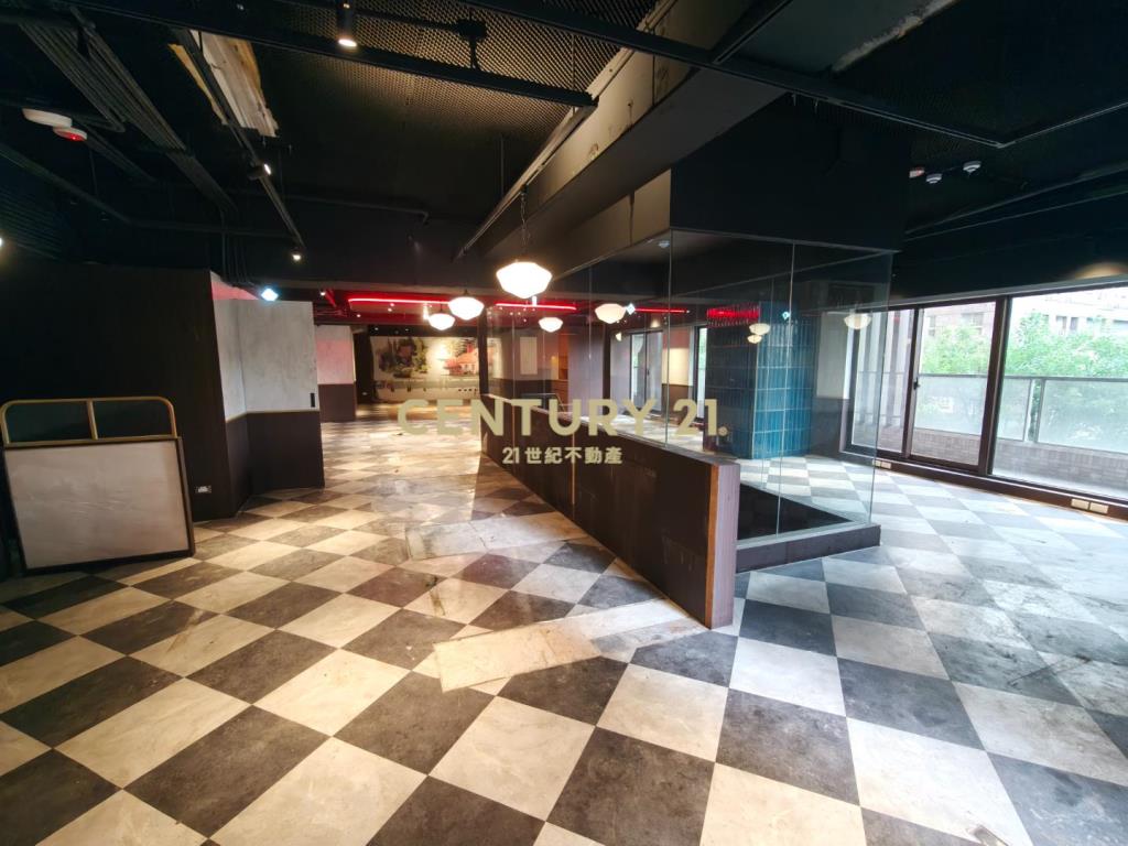 出租~SOGO三角窗-金店面