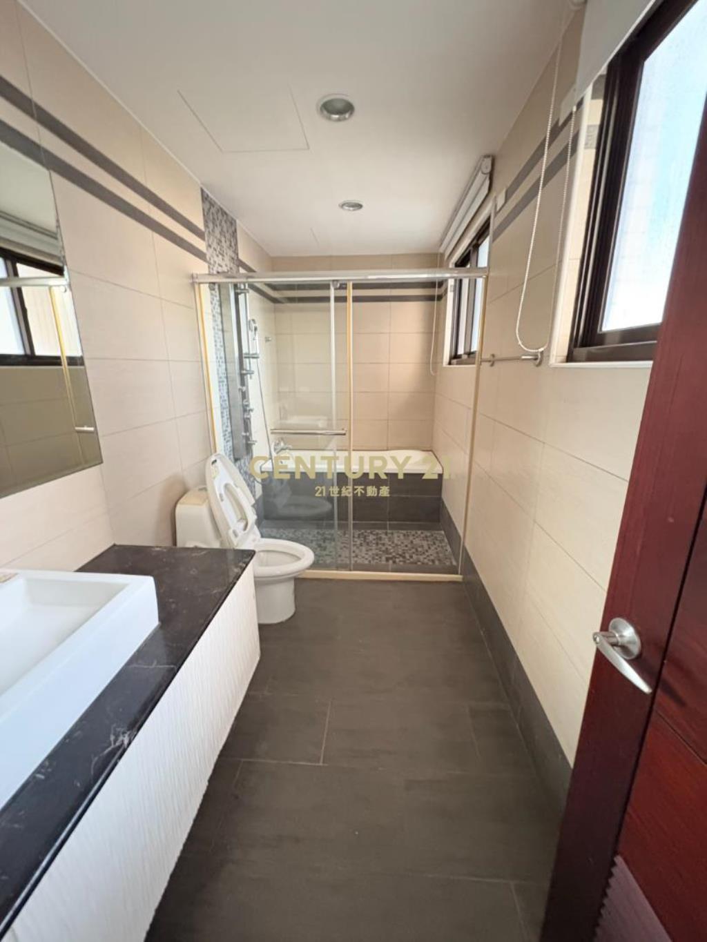 草漯市區大地坪電梯別墅