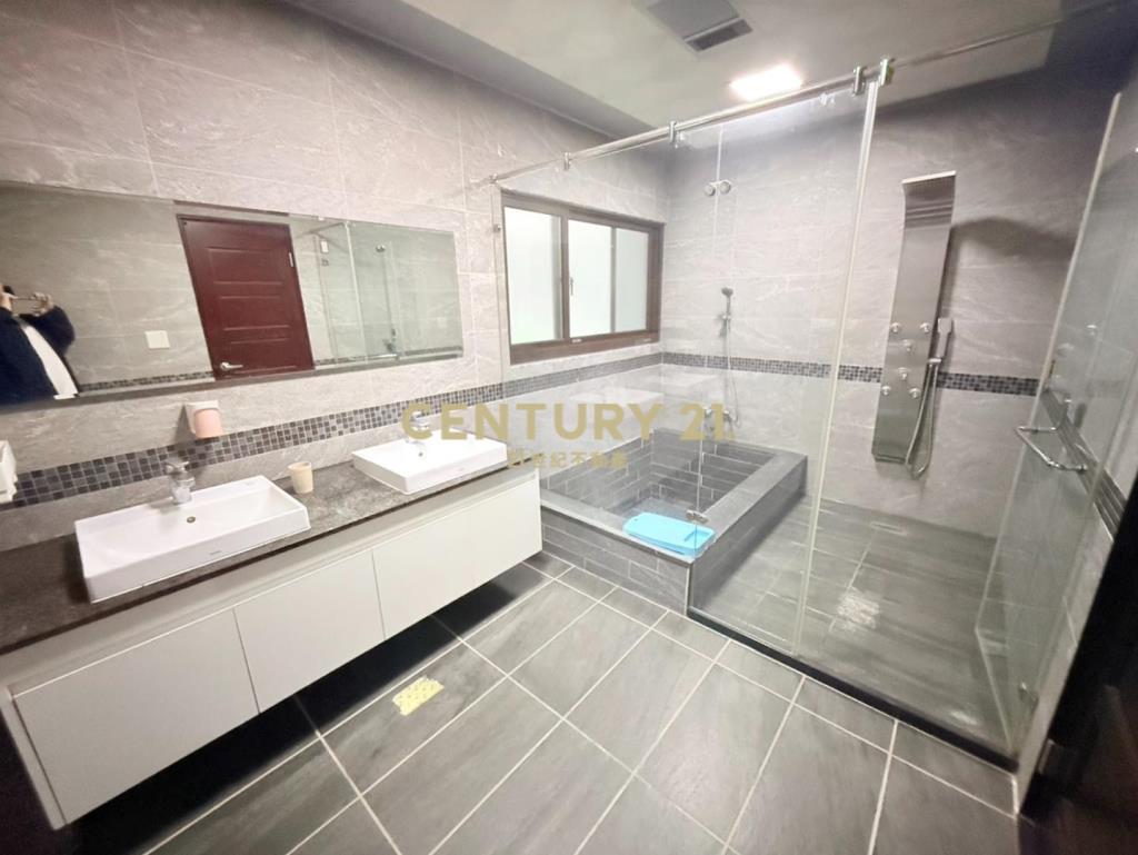 專任-御大院電梯三車位庭院別墅