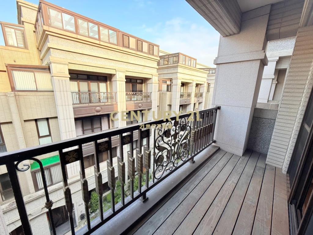 專任-御大院電梯三車位庭院別墅