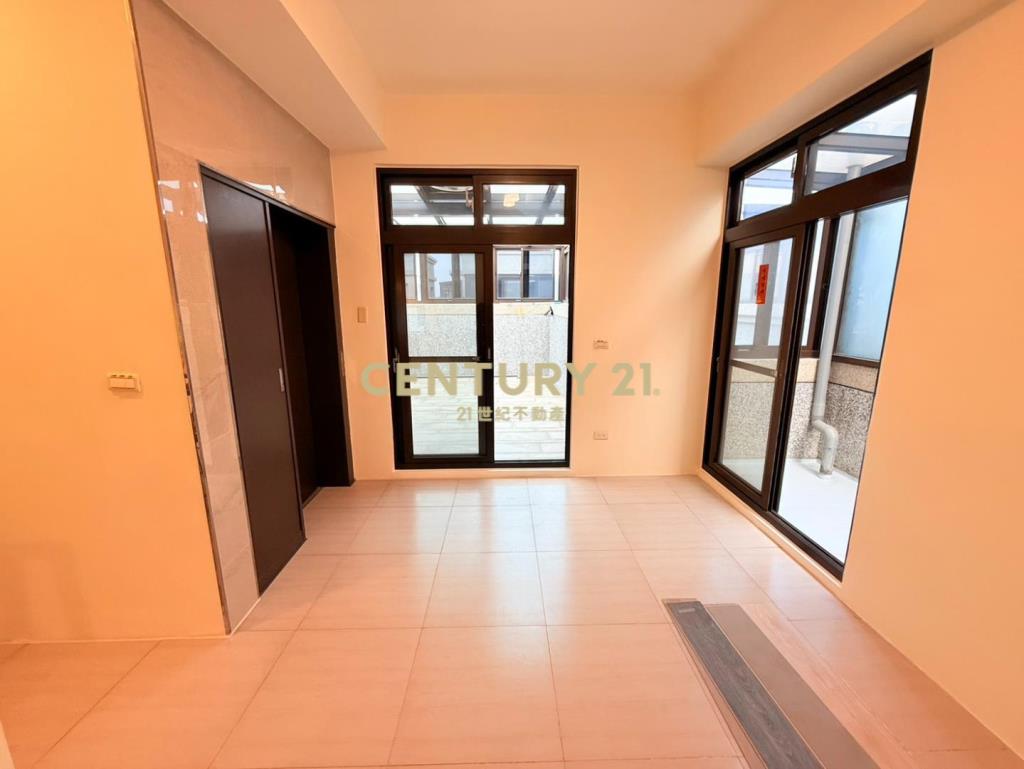 專任-御大院電梯三車位庭院別墅