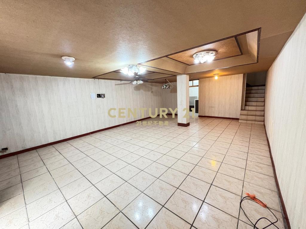 體育園區~家樂福~大面寬透天