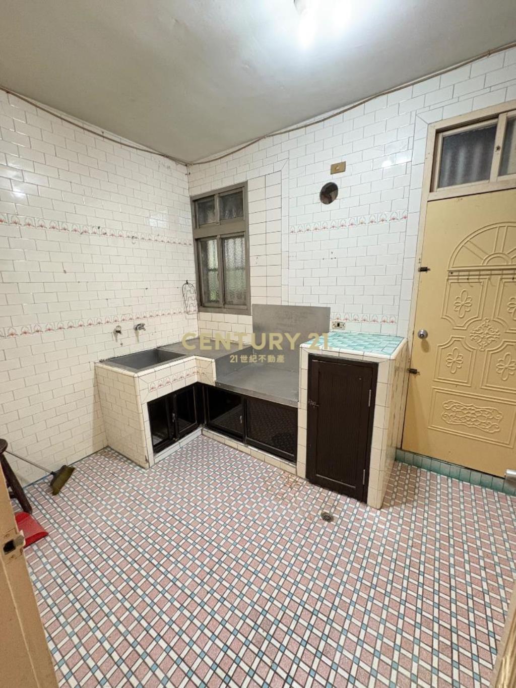 體育園區~家樂福~大面寬透天