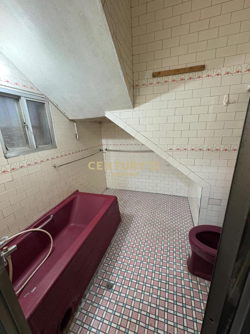 體育園區~家樂福~大面寬透天